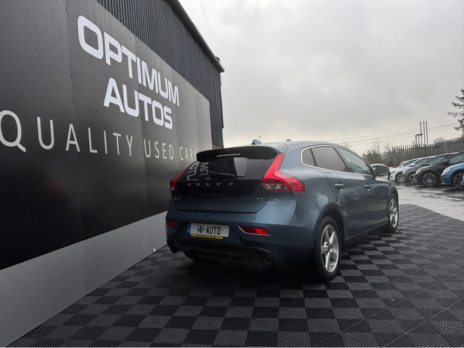 2014 Volvo V40 - image 2