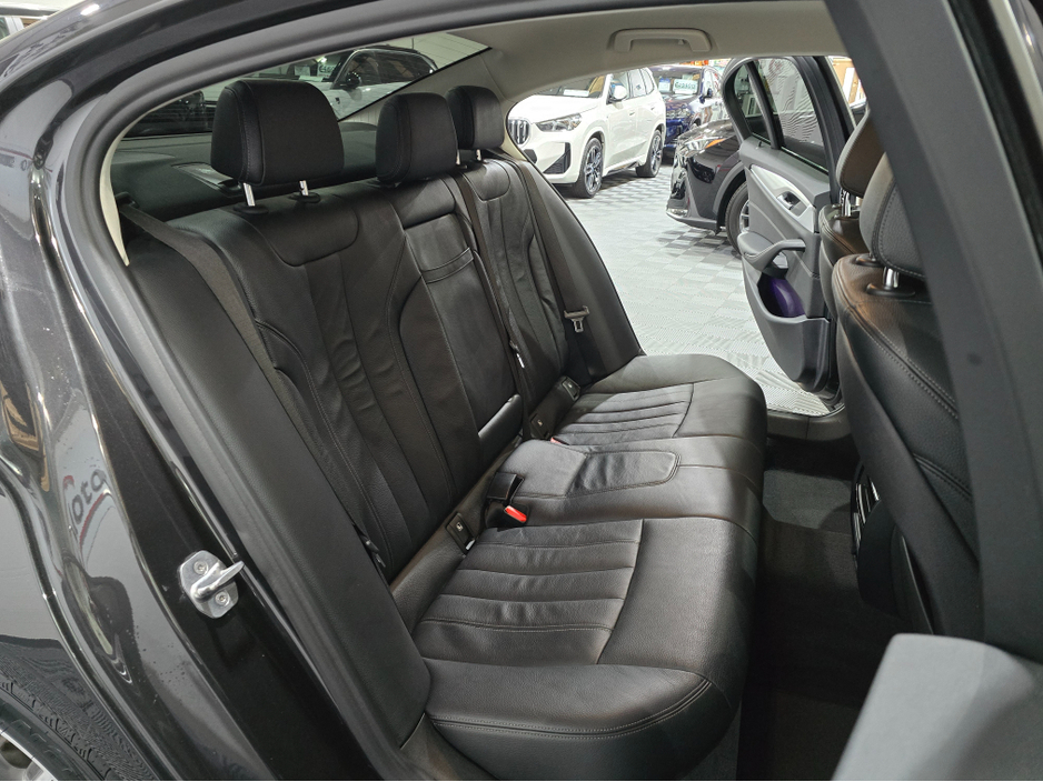 2018 BMW 5 Series - image 11