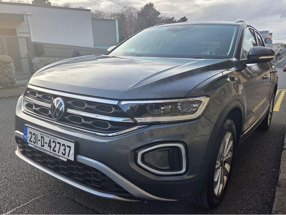 2023 Volkswagen T-Roc - image 2