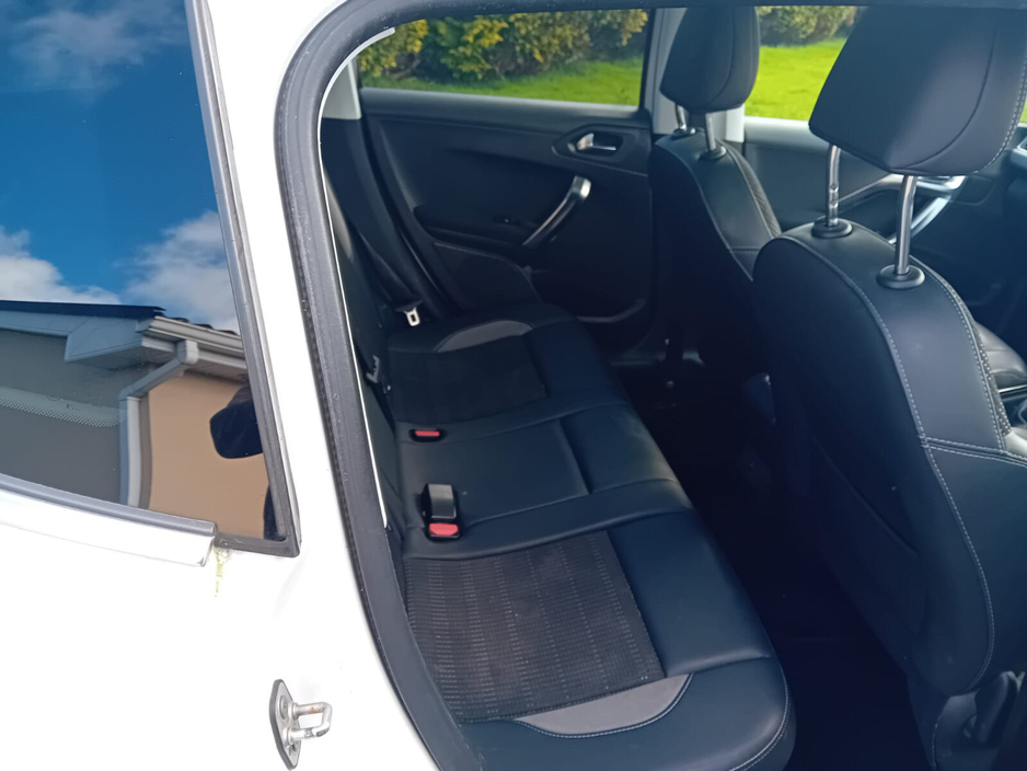 2019 Peugeot 2008 - image 2