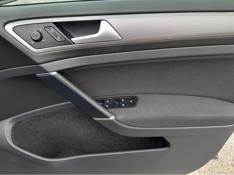 2016 Volkswagen Golf - image 23