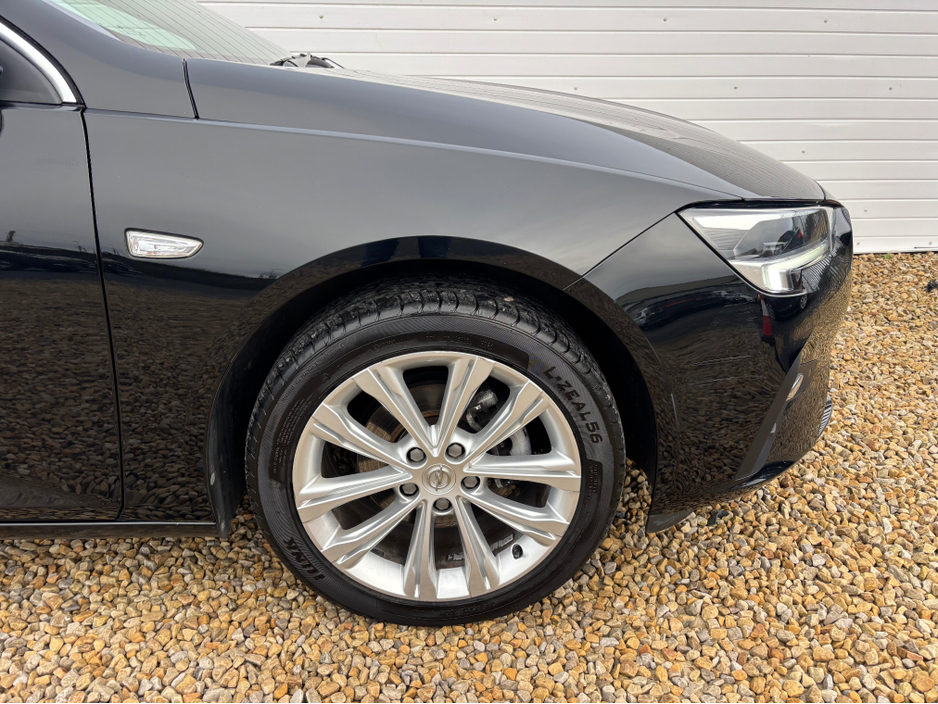 2022 Opel Insignia - image 10