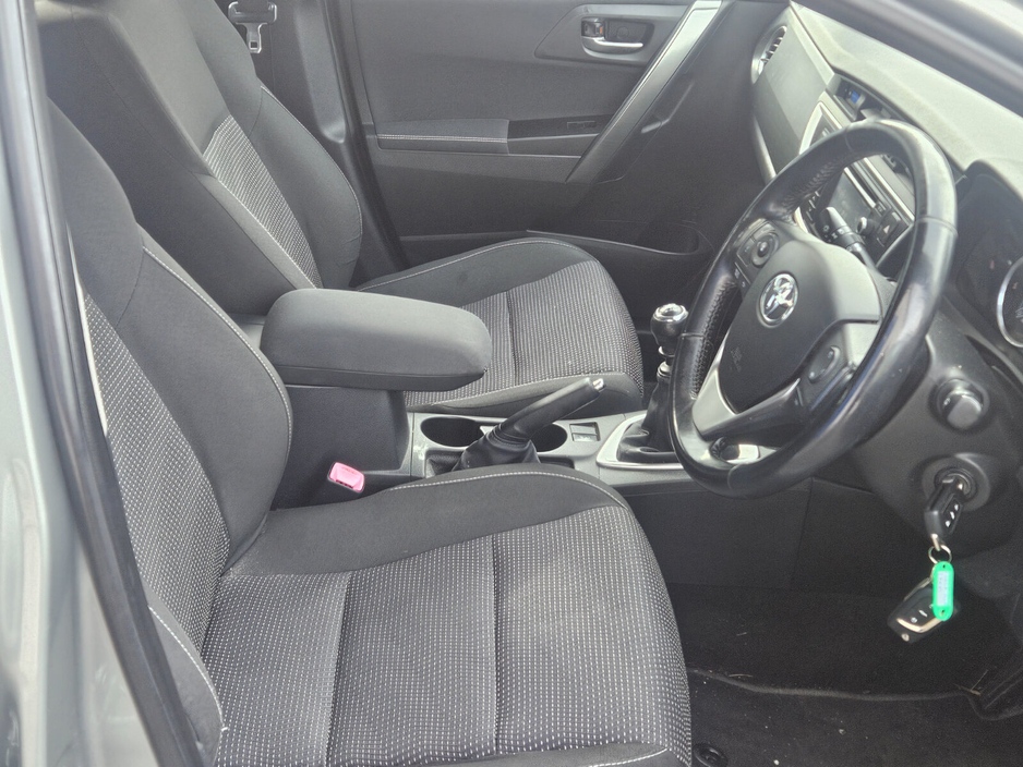 2013 Toyota Auris - image 7