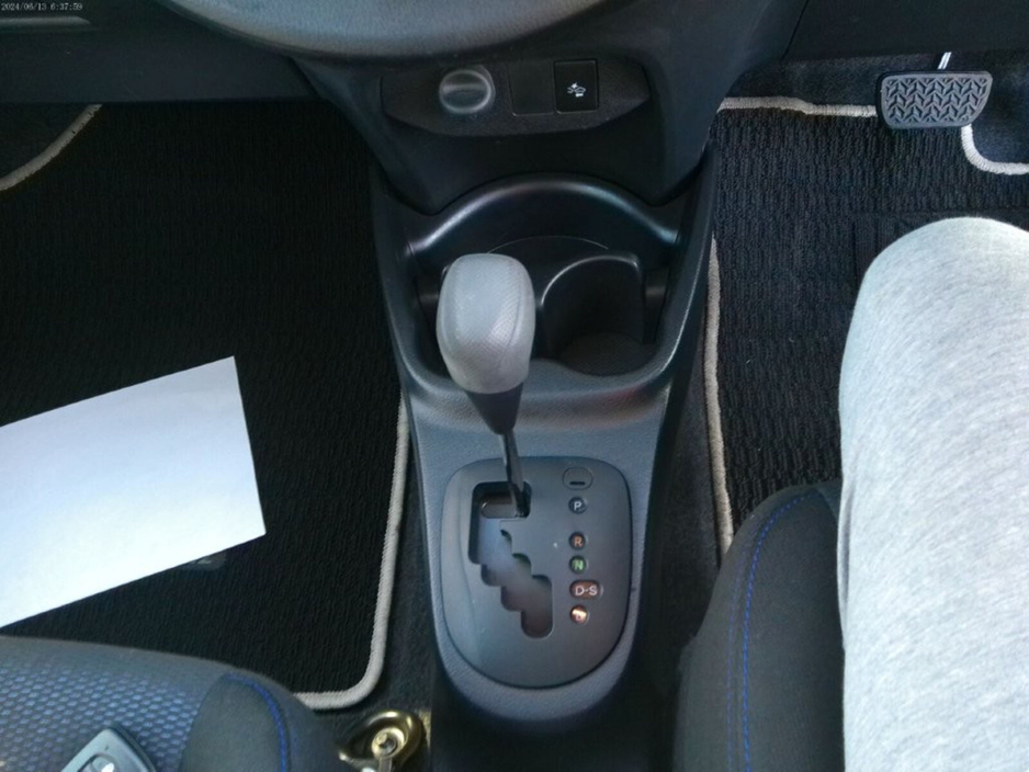 2016 Toyota Yaris - image 7