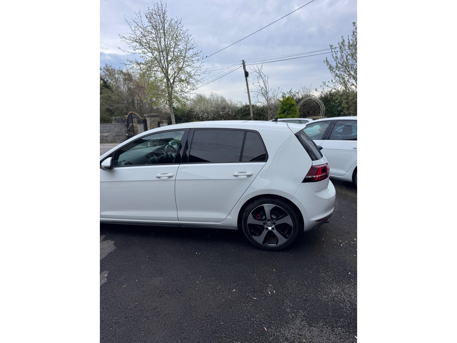 2015 Volkswagen Golf - image 8