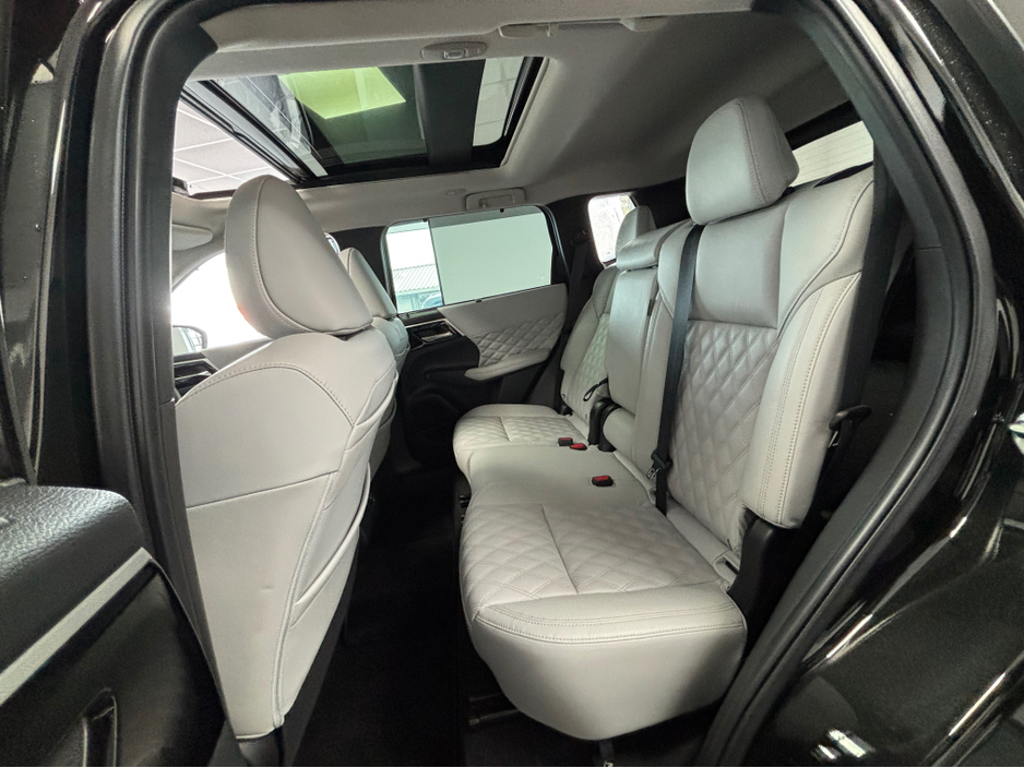 2022 Mitsubishi Outlander - image 12