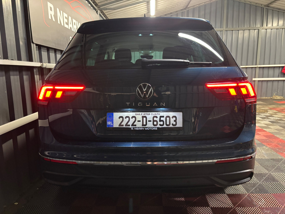 2022 Volkswagen Tiguan - image 2