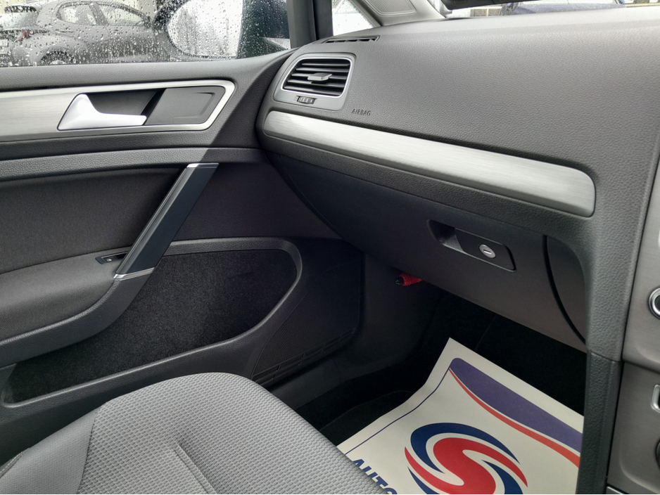 2016 Volkswagen Golf - image 27