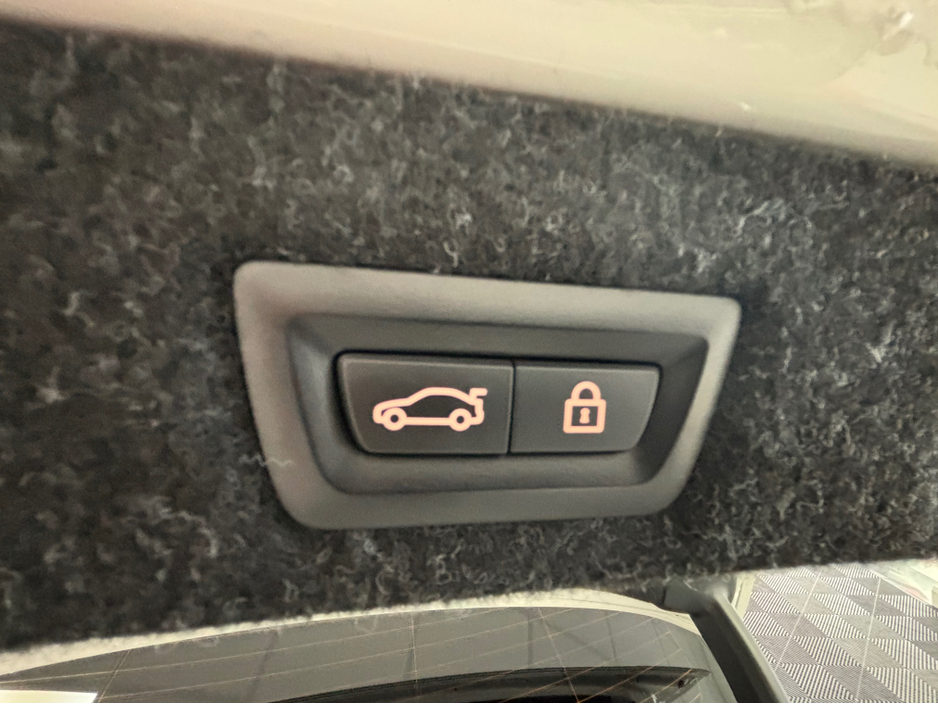 2020 BMW 5 Series - image 12