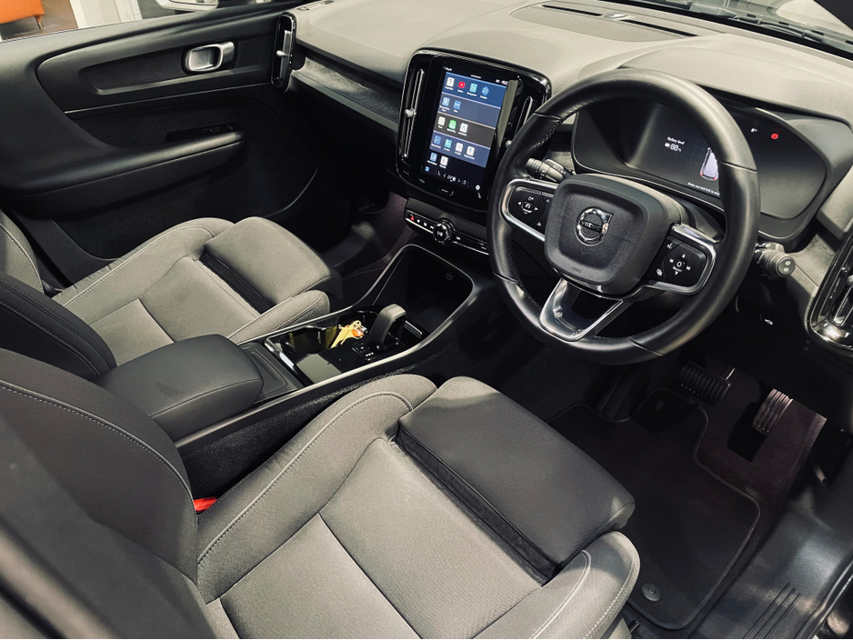 2023 Volvo XC40 - image 10