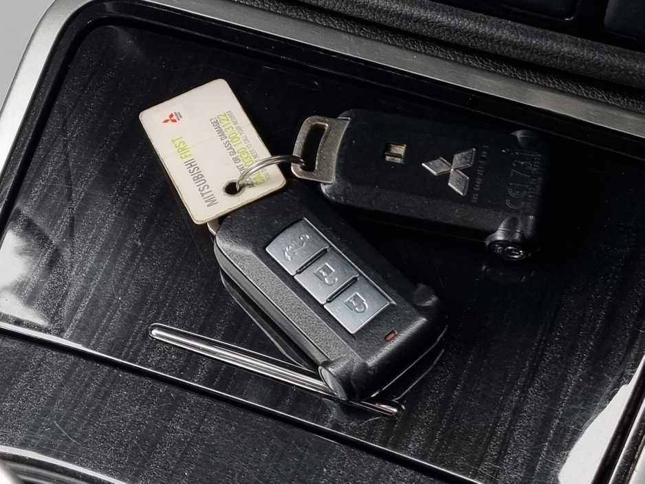 2016 Mitsubishi Outlander - image 24