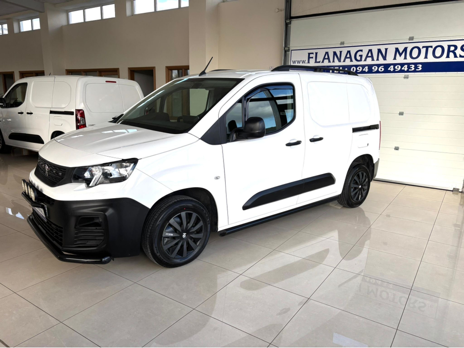 2020 Peugeot Partner - image 2