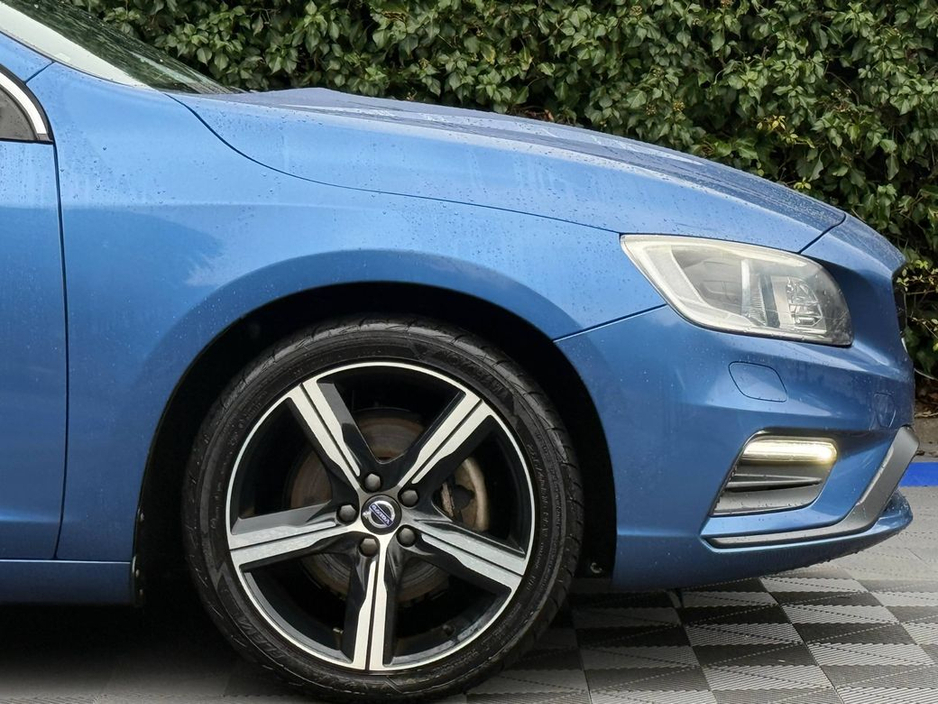 2017 Volvo V60 R-DESIGN D4 2.0 // OPENING SUNROOF // SERVICE HISTORY // DIAMOND CUT ALLOYS €19,900