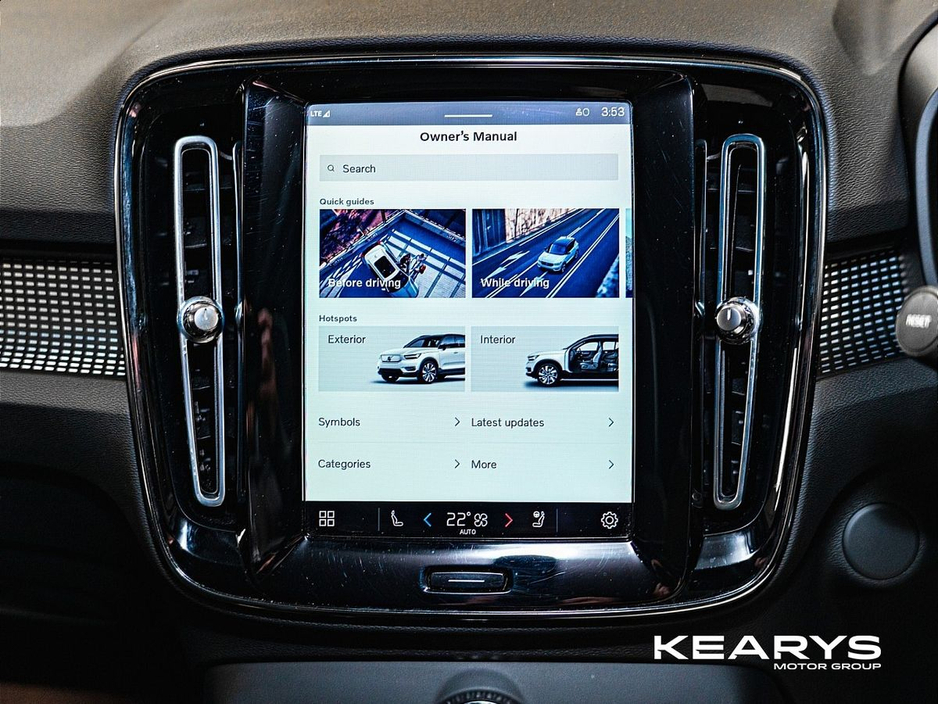 2022 Volvo XC40 - image 14