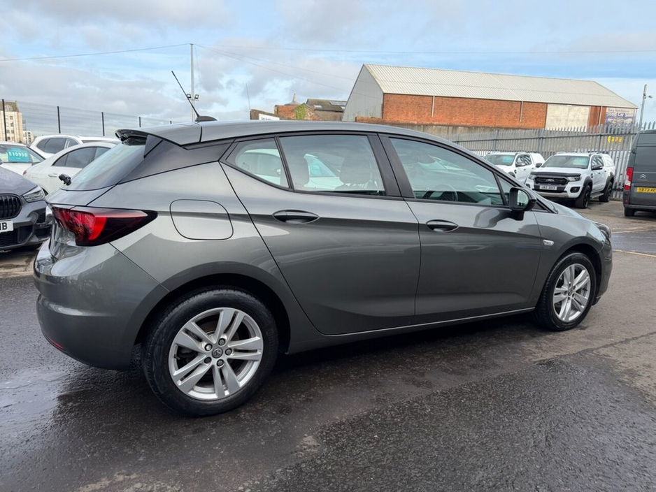 2021 Vauxhall Astra - image 3