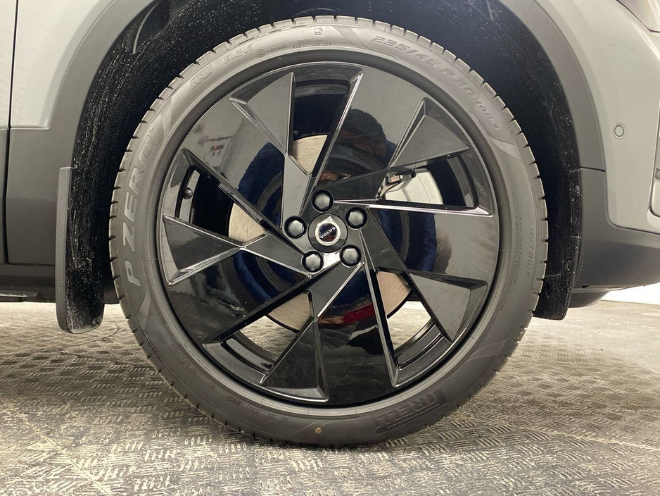 2026 Volvo EX40 - image 12