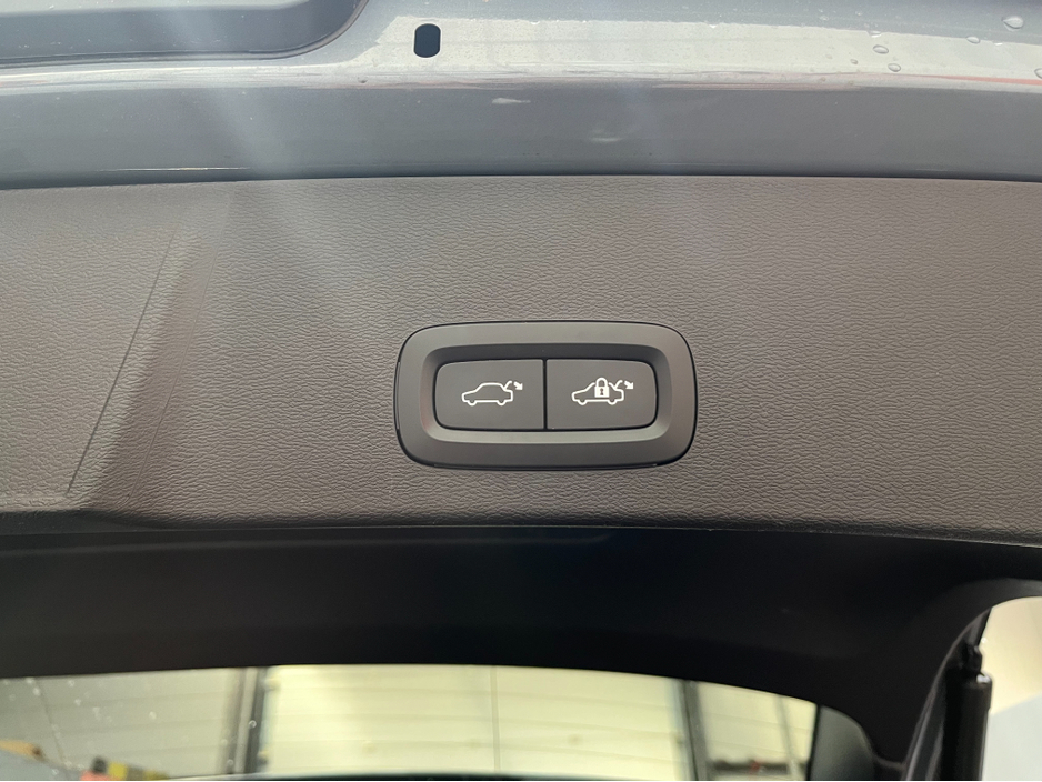 2022 Volvo XC40 - image 8