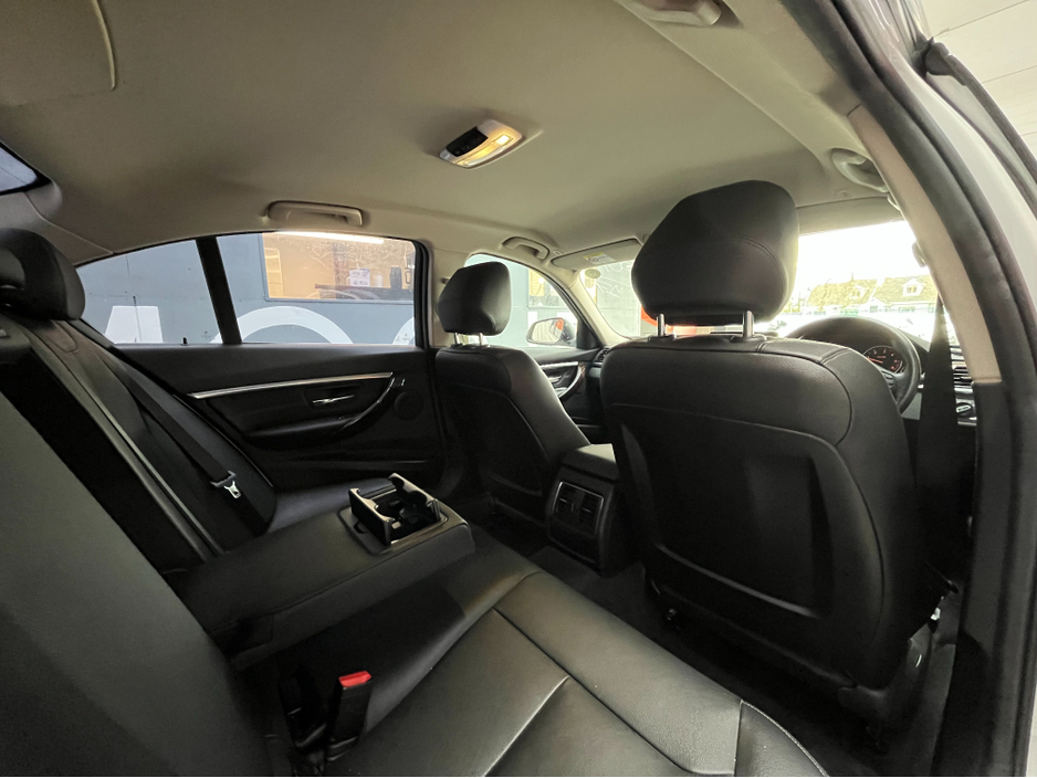 2017 BMW 3 Series - image 13