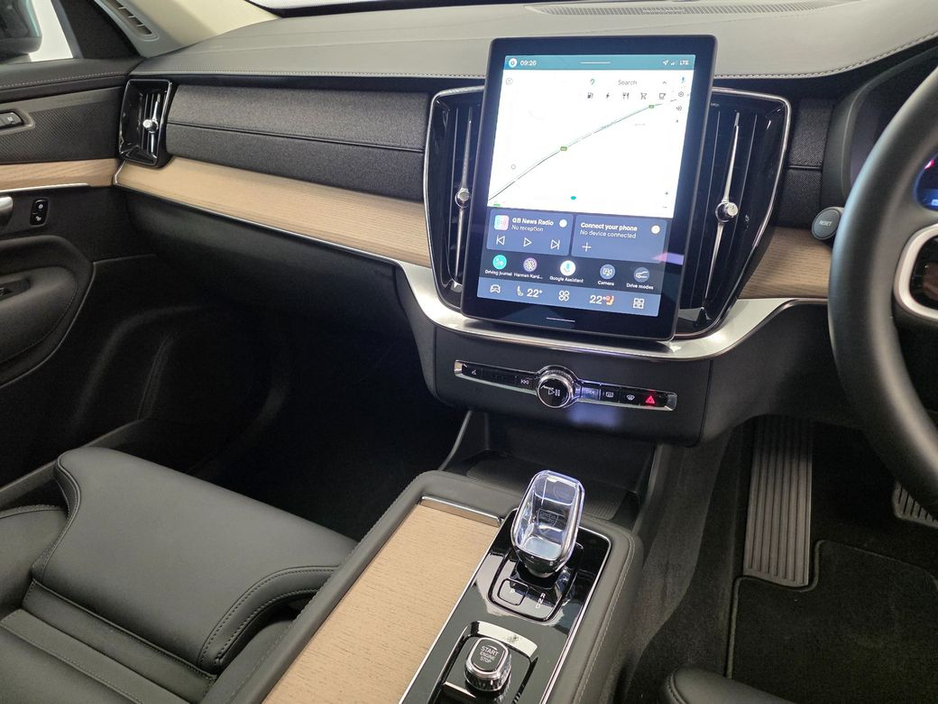 2025 Volvo XC90 - image 14