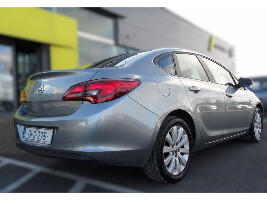 2013 Opel Astra - image 5