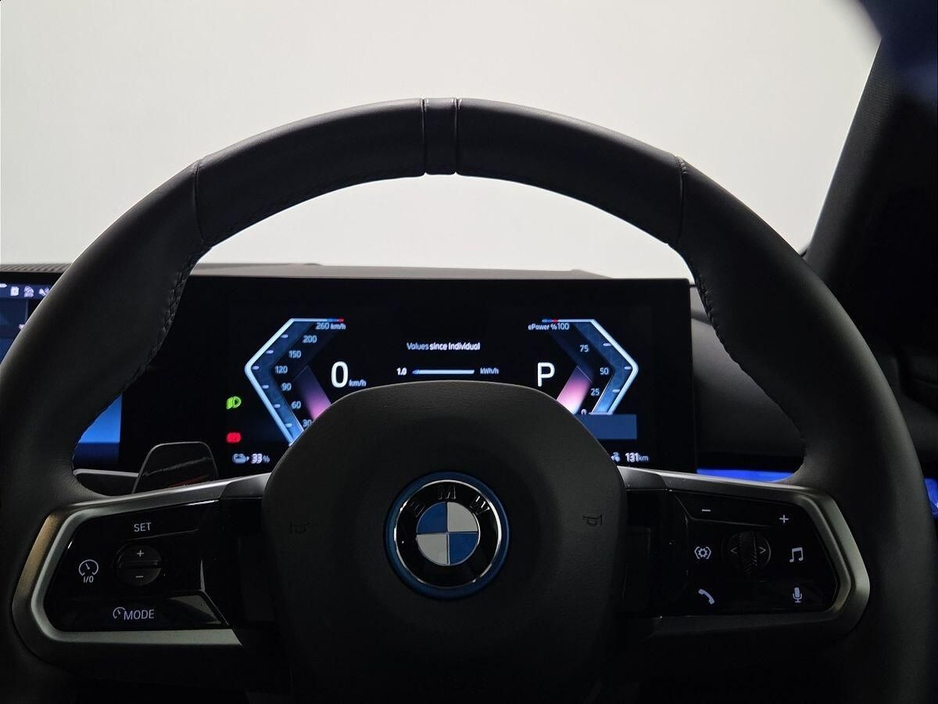 2025 BMW i5 - image 9