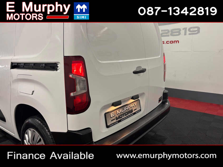 2021 Peugeot Partner - image 25