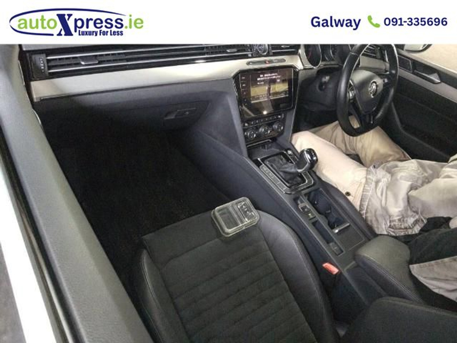 2018 Volkswagen Passat - image 2