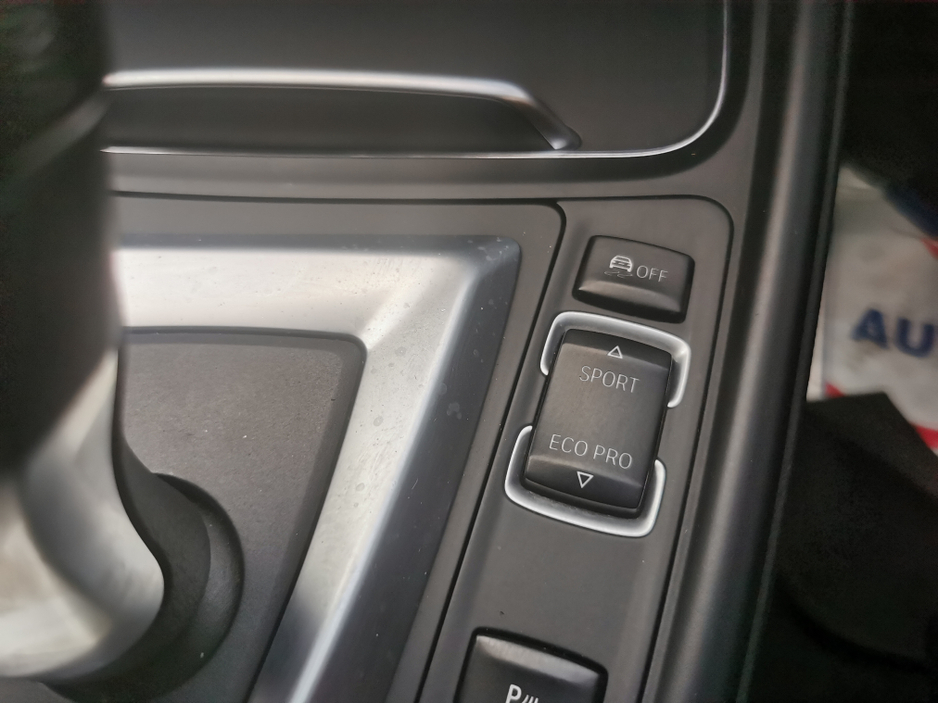 2017 BMW 3 Series - image 12