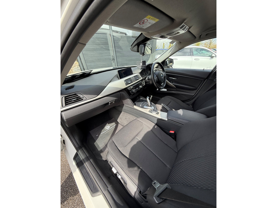 2017 BMW 3 Series - image 15