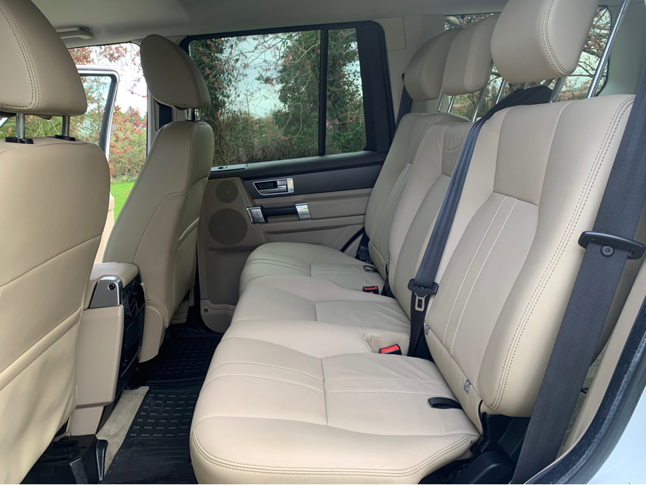 2014 Land Rover Discovery - image 18