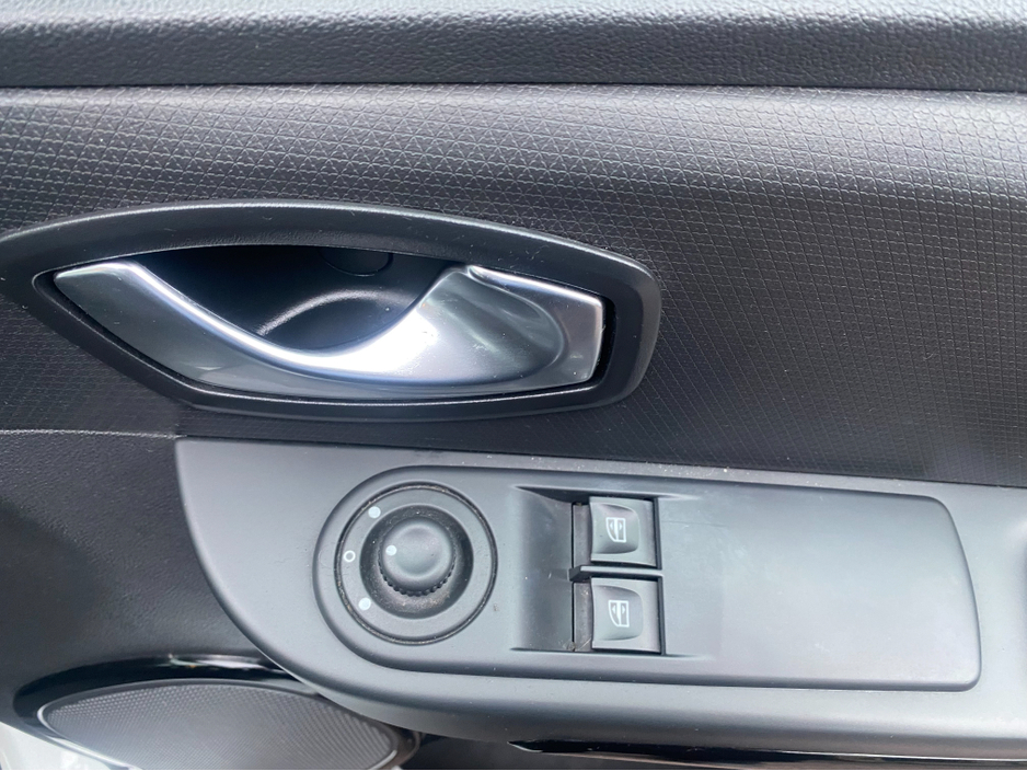 2017 Renault Clio - image 14