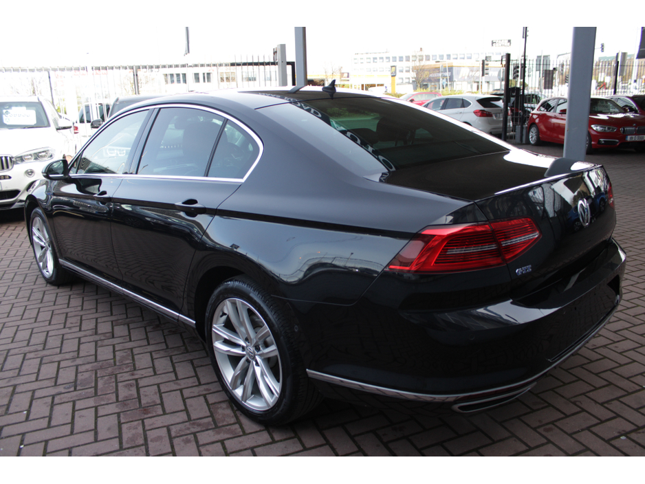 2016 Volkswagen Passat - image 6