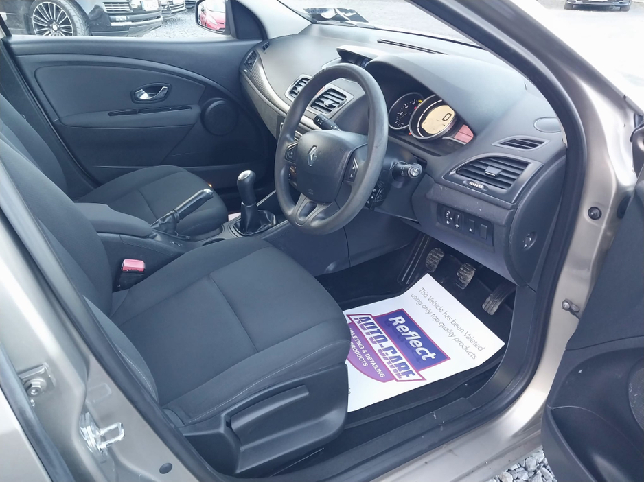 2011 Renault Fluence - image 12