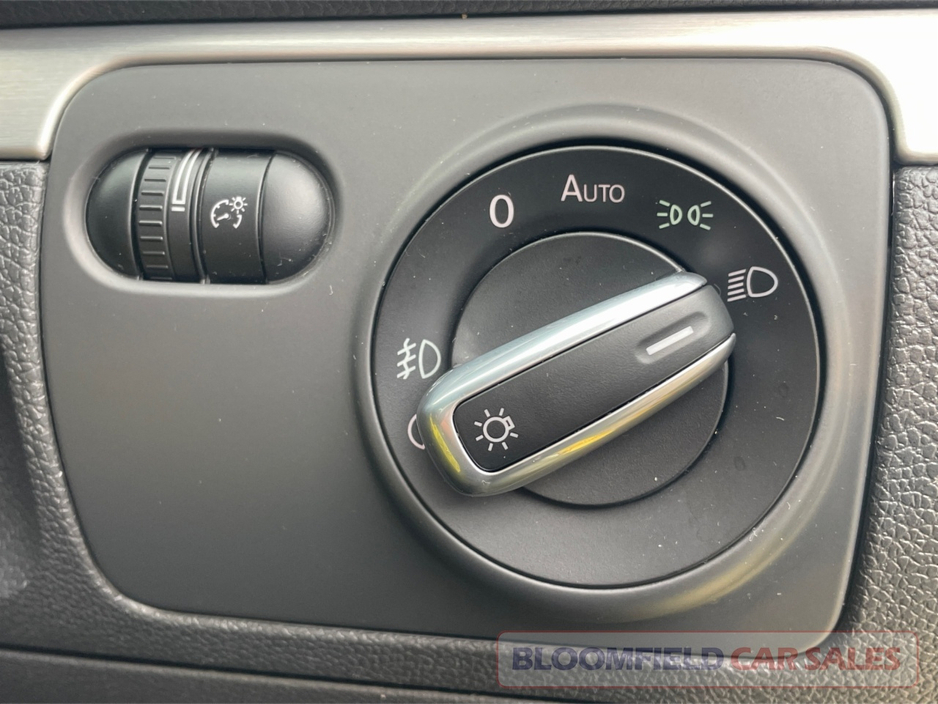 2009 Volkswagen Golf - image 18