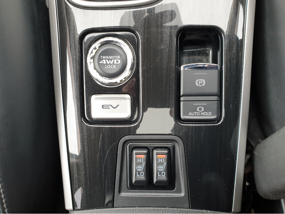 2017 Mitsubishi Outlander - image 17