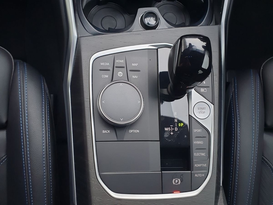 2022 BMW 3 Series - image 10