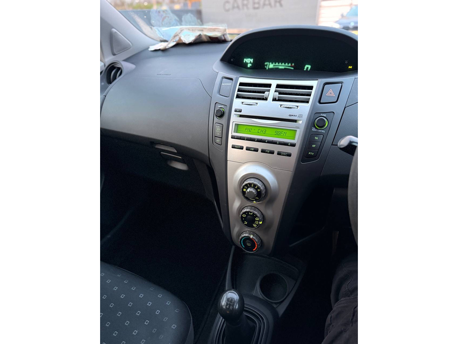 2007 Toyota Yaris - image 24