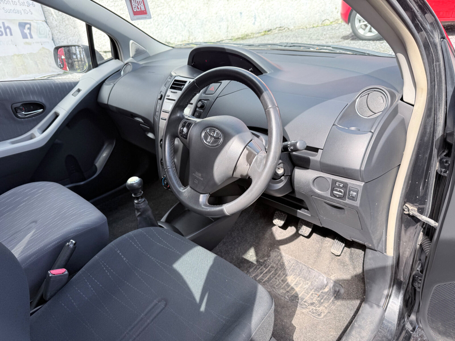 2009 Toyota Yaris - image 13