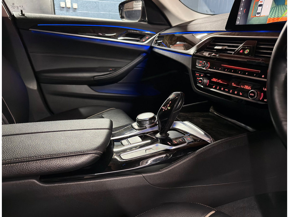 2017 BMW 5 Series - image 23