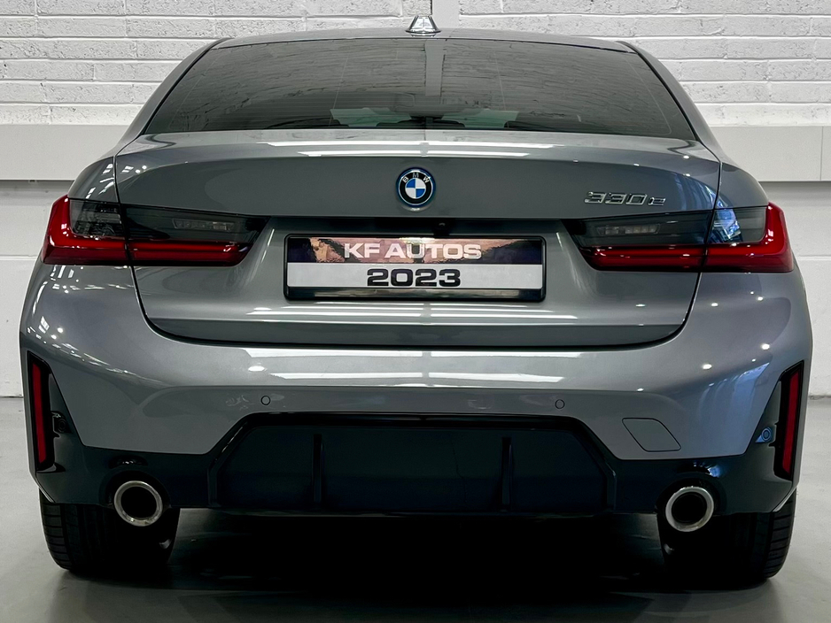 2023 BMW 3 Series - image 7