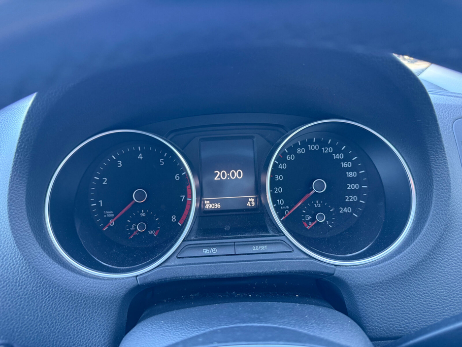 2015 Volkswagen Polo - image 9