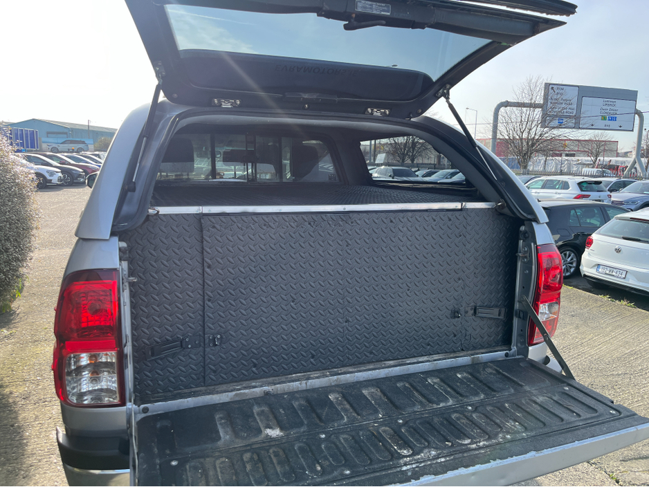 2017 Toyota Hilux - image 8