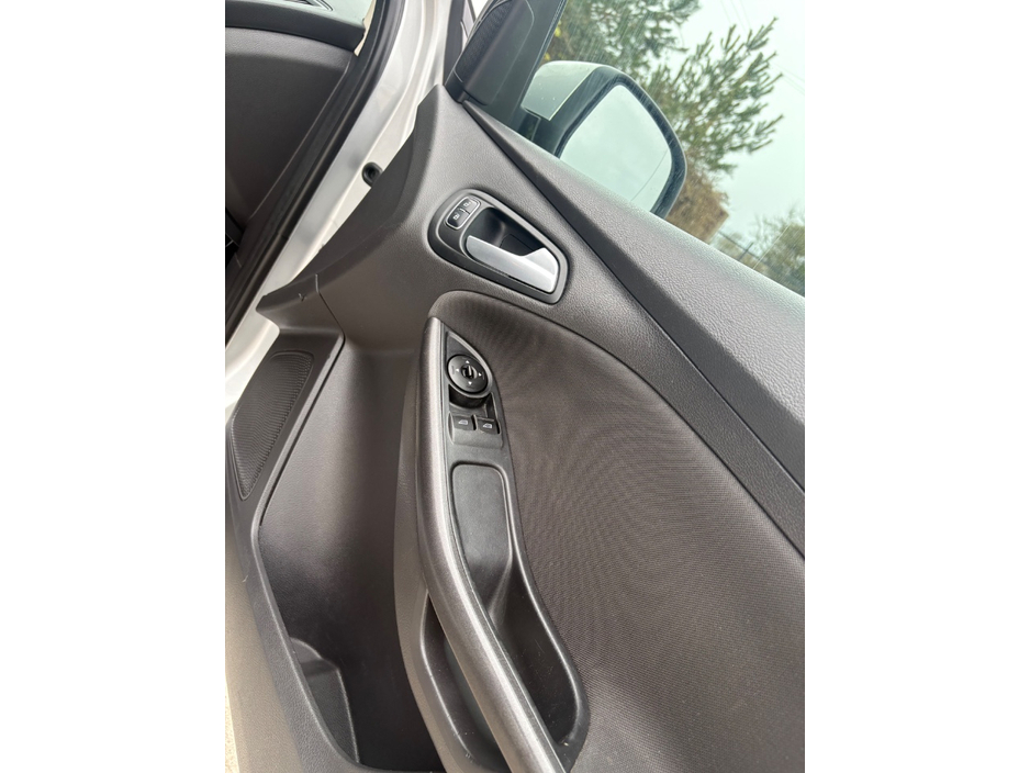 2016 Ford Focus - image 12