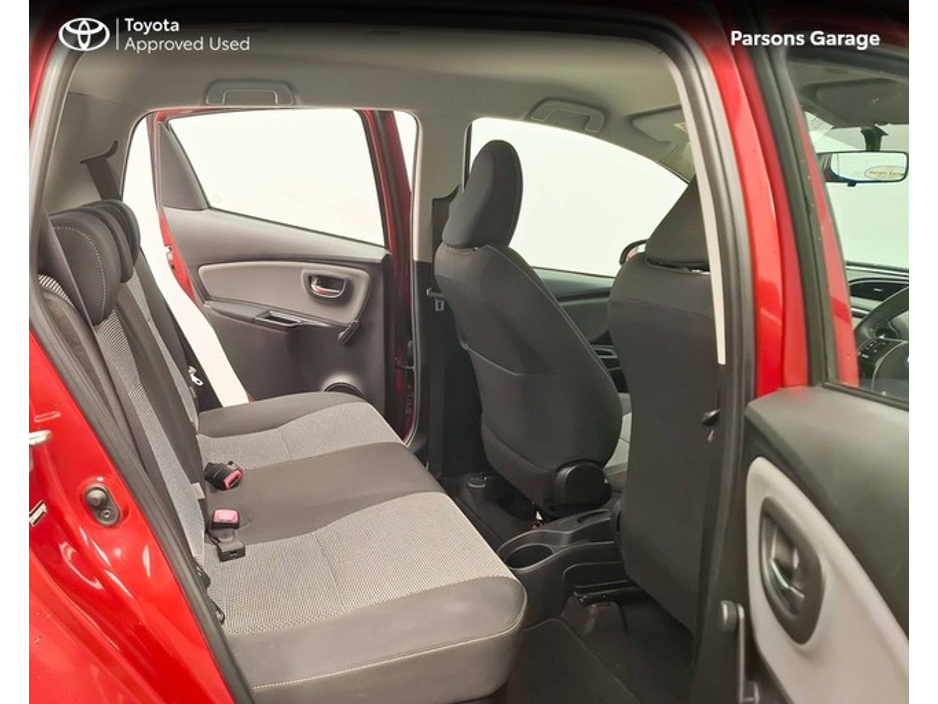 2015 Toyota Yaris - image 11