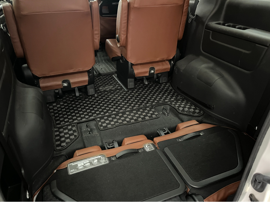 2021 Honda Stepwagon - image 9