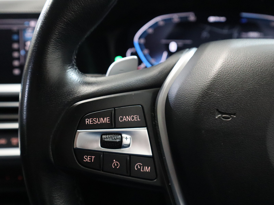 2022 BMW 3 Series - image 12