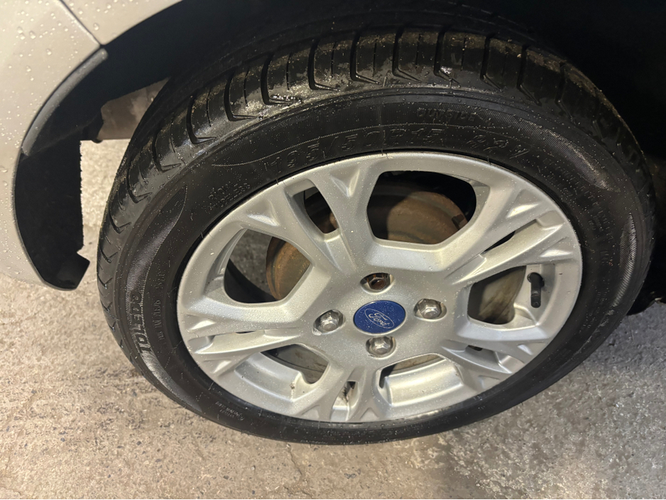 2016 Ford Fiesta - image 2