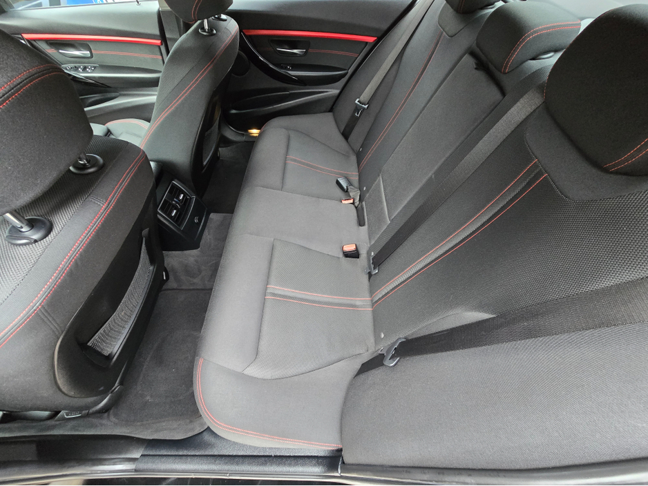 2016 BMW 3 Series - image 15