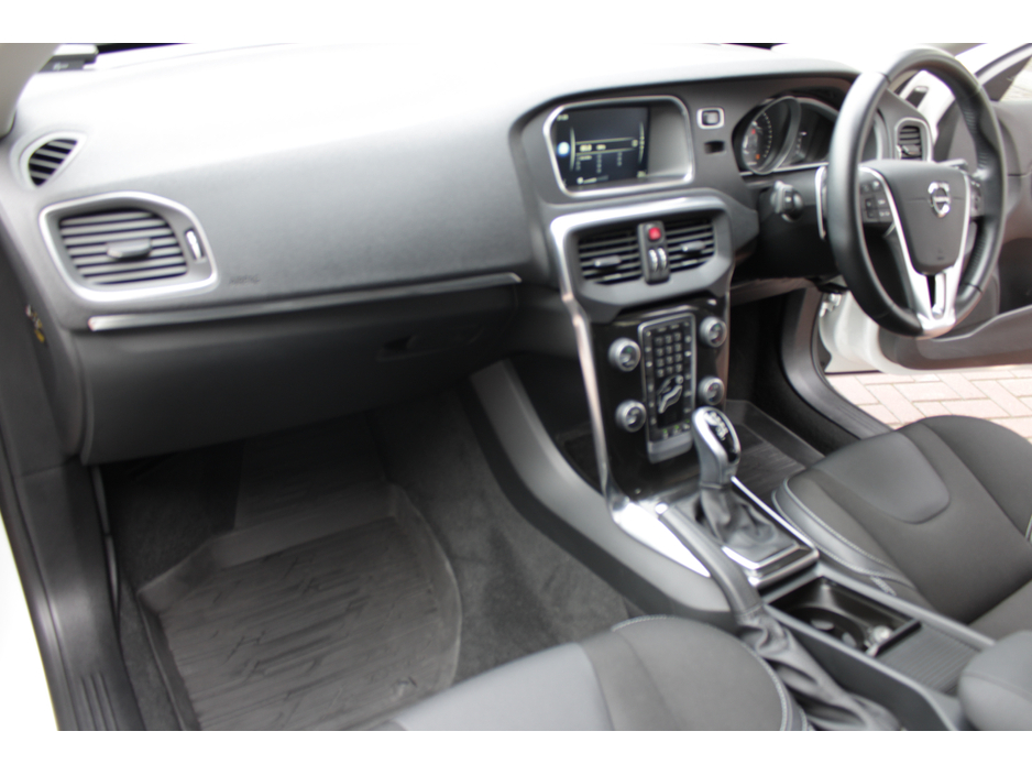 2016 Volvo V40 - image 20