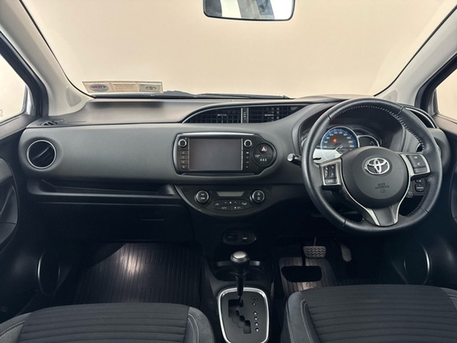 2015 Toyota Yaris - image 8